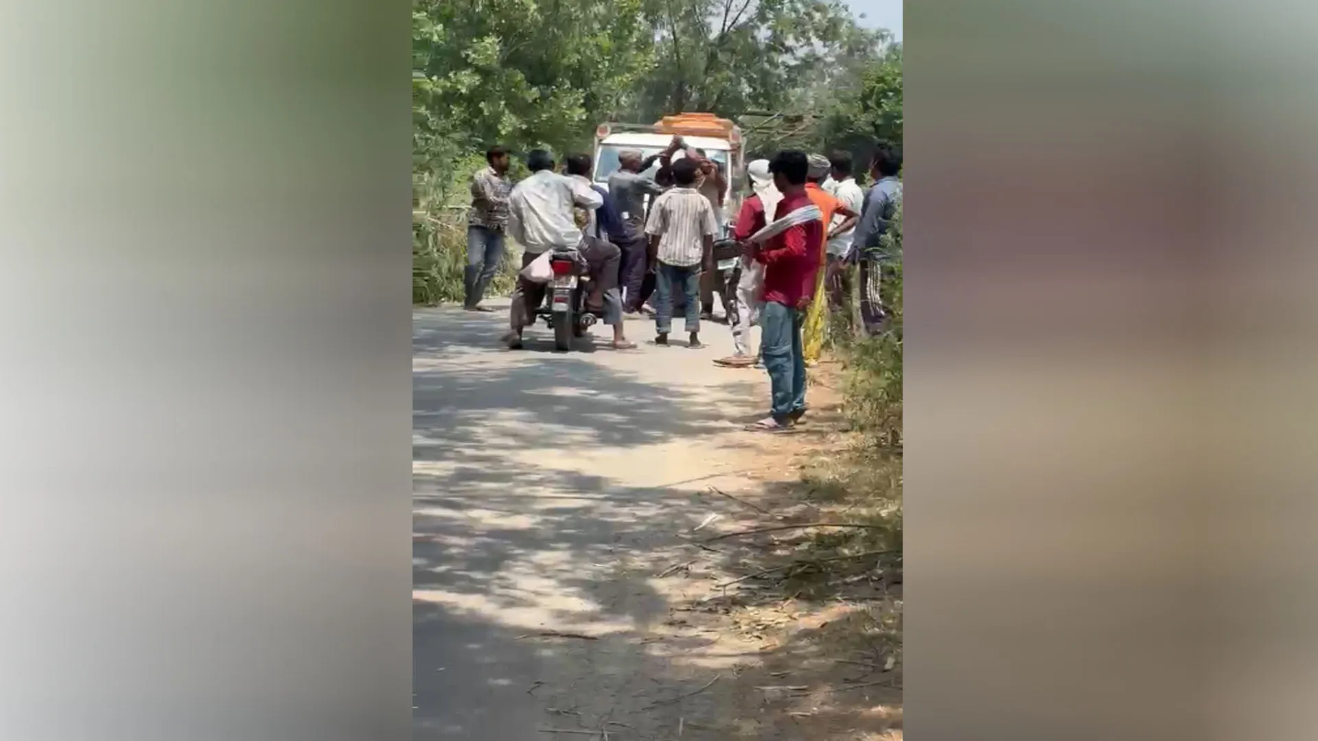 UP:सिपाही की वर्दी फाड़ी...चोरी के आरोपी को छुड़ाकर फरार हुए दबंग