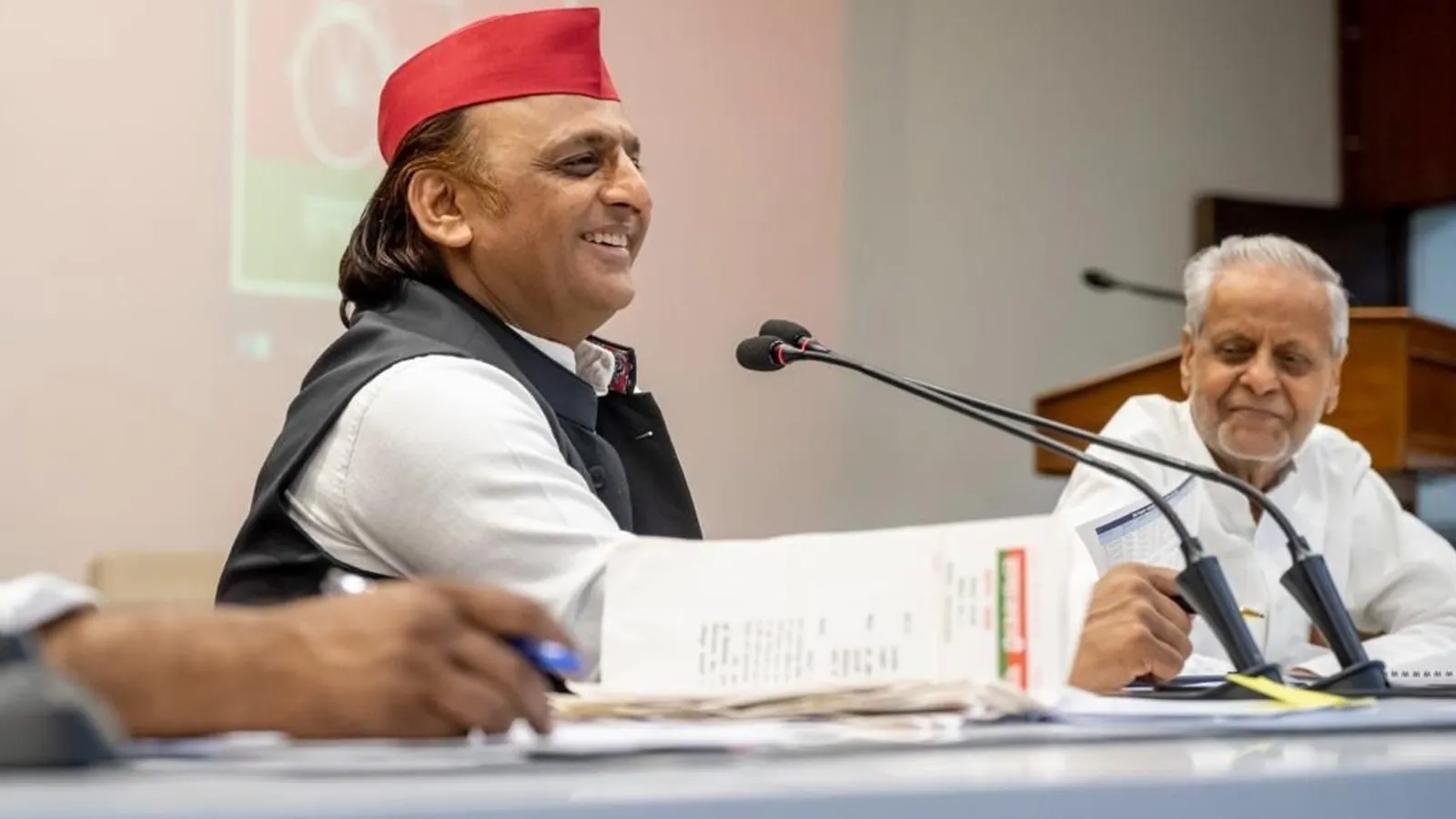 यूपी : अखिलेश यादव ने बिजली विभाग को बताया 'महाविद्युत आपदा', बोले-जानलेवा गर्मी से बेहाल लोगों का दर्द ये क्या!समझेंगे