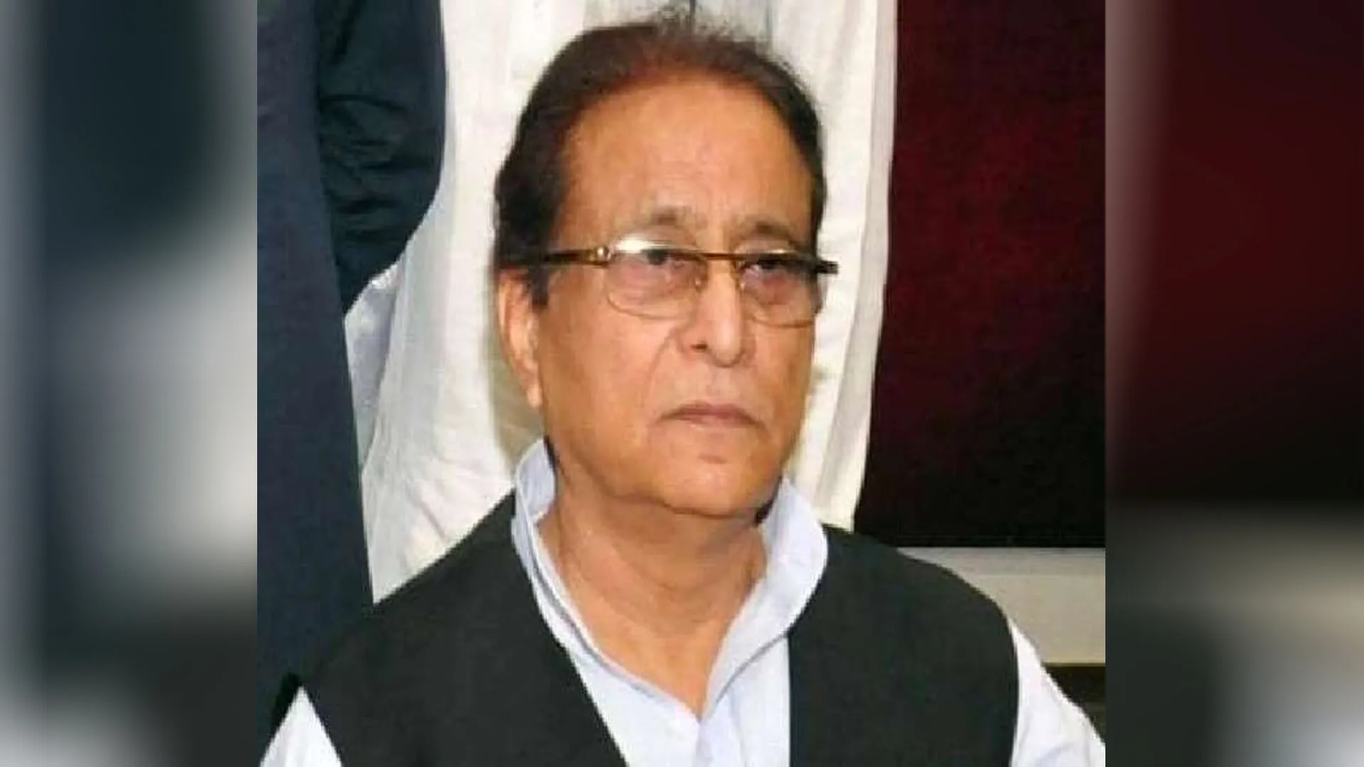 UP: कलेक्टर को बताया था तनखैया, अब इस मामले में आजम को 2 साल की सजा