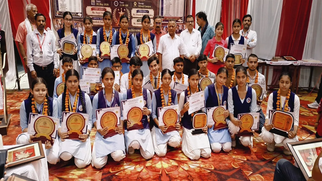  बाराबंकी : सम्मानित किये गए दसवीं- बारहवीं के मेधावी छात्र, रानी लक्ष्मीबाई इंटर कॉलेज में सम्मान समारोह हुआ आयोजित