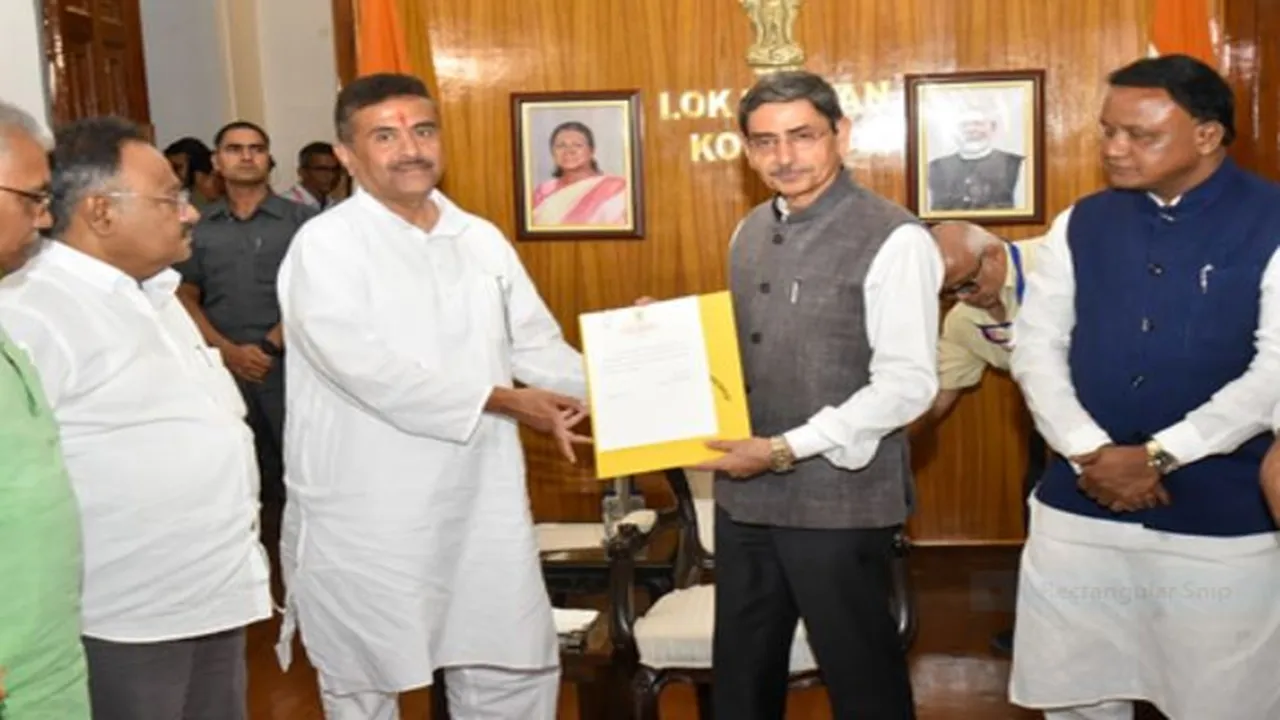 राज्यपाल से मिले शुभेंदु अधिकारी : पश्चिम बंगाल में सरकार बनाने का दावा किया पेश, शनिवार को लेंगे सीएम पद की शपथ