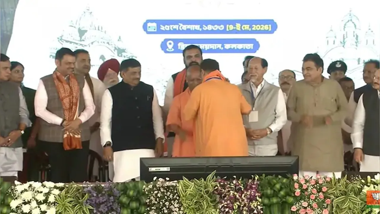 सीएम योगी ने शुभेंदु को पहनाया भगवा अंगवस्त्र :  मंत्रियों को दी शुभकामनाएं, कहा- 'जनसेवा से पुनर्स्थापित करें सोनार बांग्ला का गौरव'  