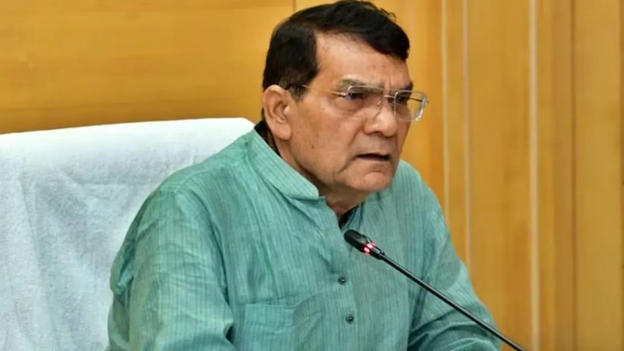 ''कटियाबाज'' पोस्टर वार के बीच सपा पर ऊर्जा मंत्री का हमला, कहा- अखिलेश राज में ‘कटियाबाजों’ को मिला संरक्षण