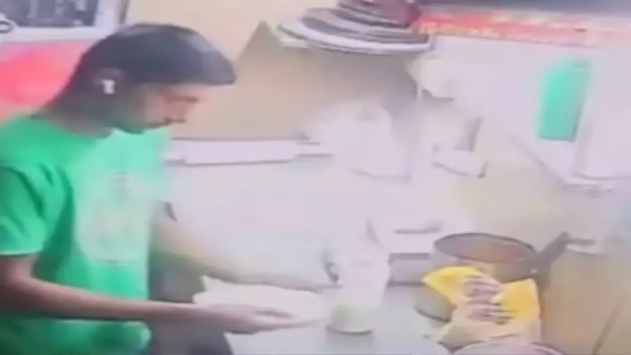 Noida News : नोएडा में पिज्जा बनाते समय अशोभनीय हरकत का वीडियो वायरल, हिरासत में कर्मचारी