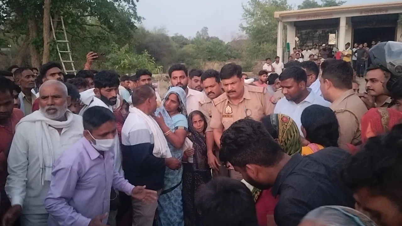 बाराबंकी : दर्जी का शव रखकर प्रदर्शन, आरोपियों पर रिपोर्ट 