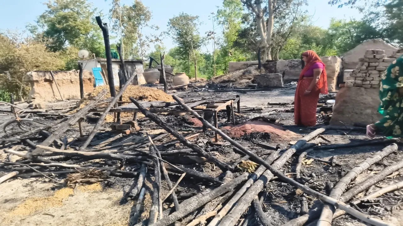 बाराबंकी : भीषण अग्निकांड में आधा दर्जन छप्पर जलकर राख, लाखों का नुकसान