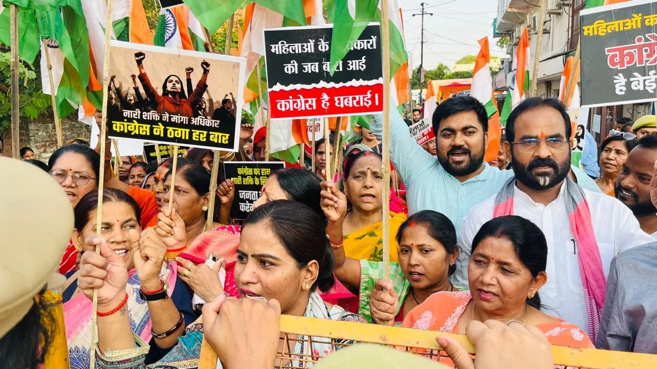 बाराबंकी : आक्रोशित महिलाओं ने दूसरे दिन भी किया सांसद आवास का घेराव, जोरदार नारेबाजी करके जताया विरोध