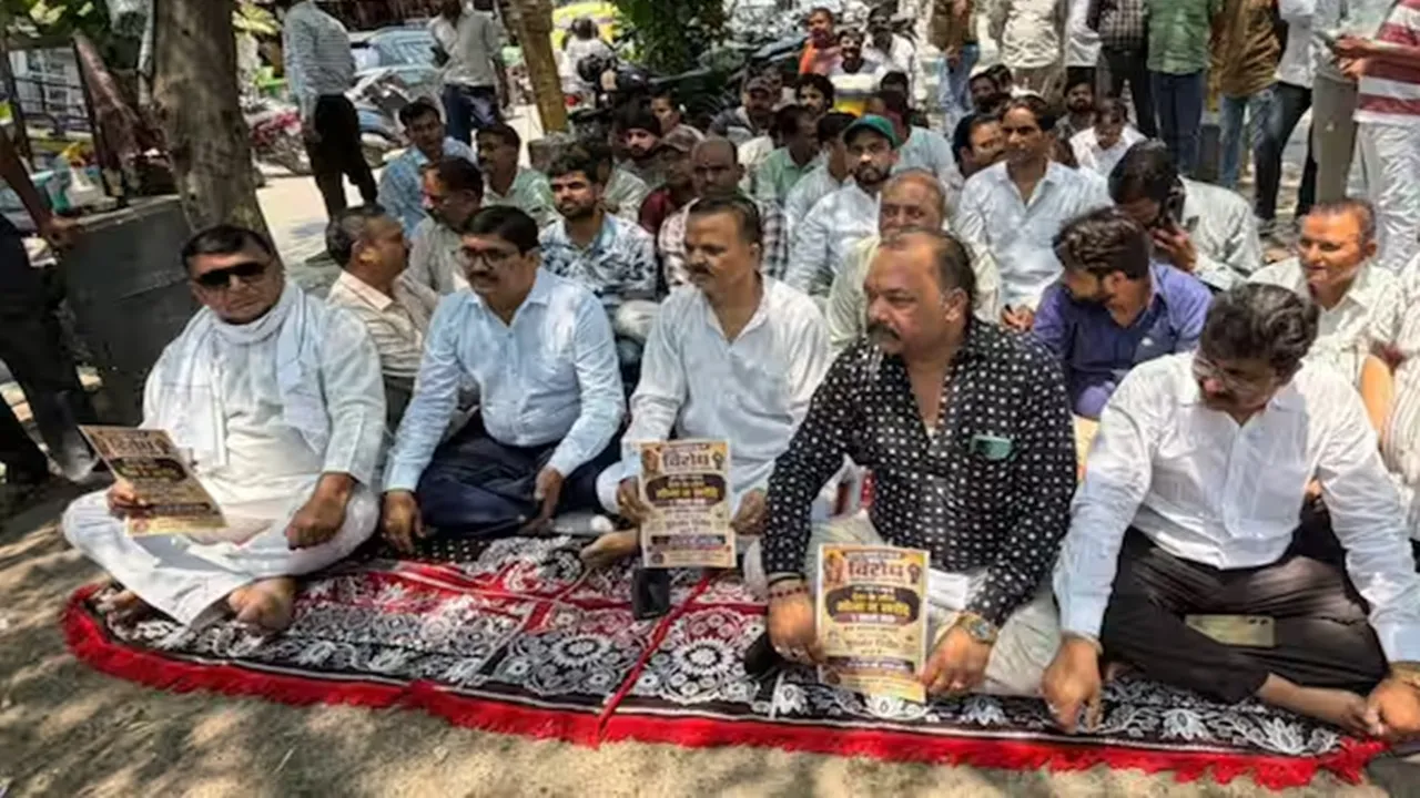 प्रधानमंत्री मोदी की अपील के बाद लखनऊ में आभूषण विक्रेताओं का सांकेतिक धरना, कहा- सरकार करे राहत के उपाय नहीं तो...