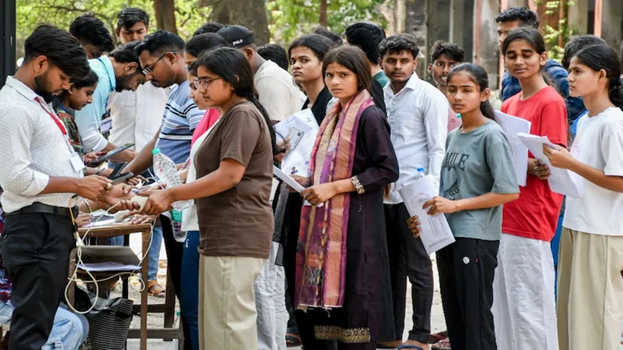 NEET पेपर लीक :  नासिक से आउट हुआ था पेपर, हरियाणा तक जुड़े हैं तार... अब तक 45 आरोपी गिरफ्तार