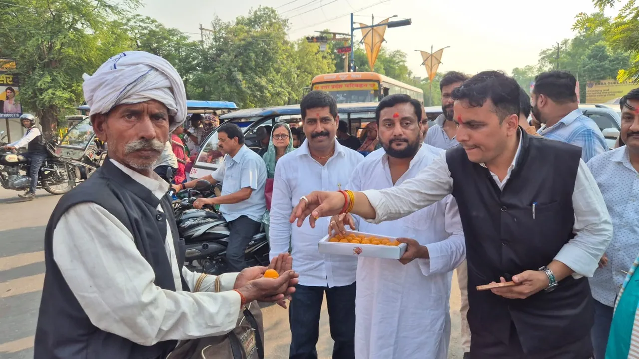 बाराबंकी : मनोज पाण्डेय के कैबिनेट मंत्री बनने पर ब्राह्मण समाज में खुशी, मिठाई खिलाकर खुशी का किया इजहार