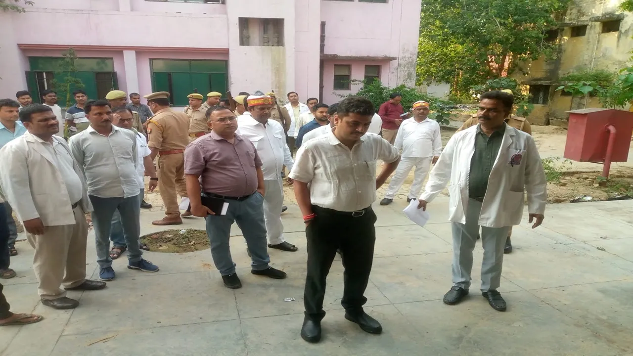 बाराबंकी : संयुक्त चिकित्सालय में अव्यवस्थाओं पर डीएम ने जताई नाराजगी