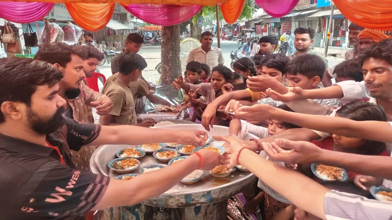 दूसरे बड़े मंगल पर श्रद्धालुओं में दिखा उत्साह, गूंजे बजरंगी के उद्घोष, जगह-जगह भंडारे का आयोजन