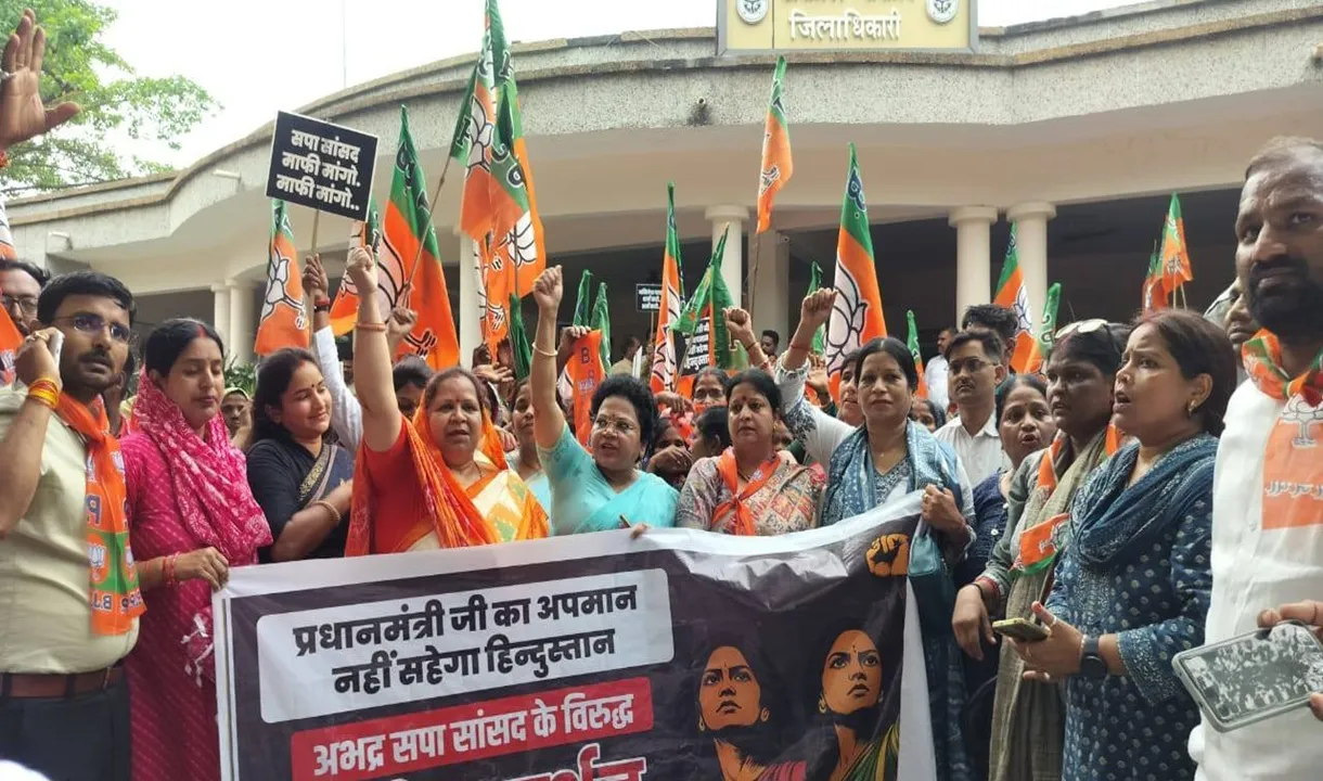 बाराबंकी : प्रधानमंत्री पर सपा सांसद की टिप्पणी पर भाजपाइयों में आक्रोश, सड़क पर उतरे नेता, किया जोरदार प्रदर्शन