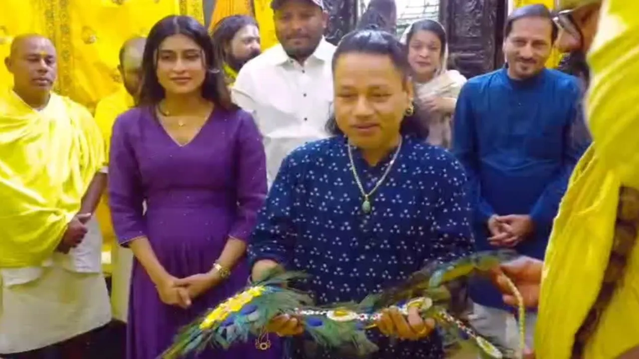 मथुरा : प्रेमानंद महाराज के दरबार में झूम उठे कैलाश खेर, शिव भजनों से भक्तिमय हुआ माहौल