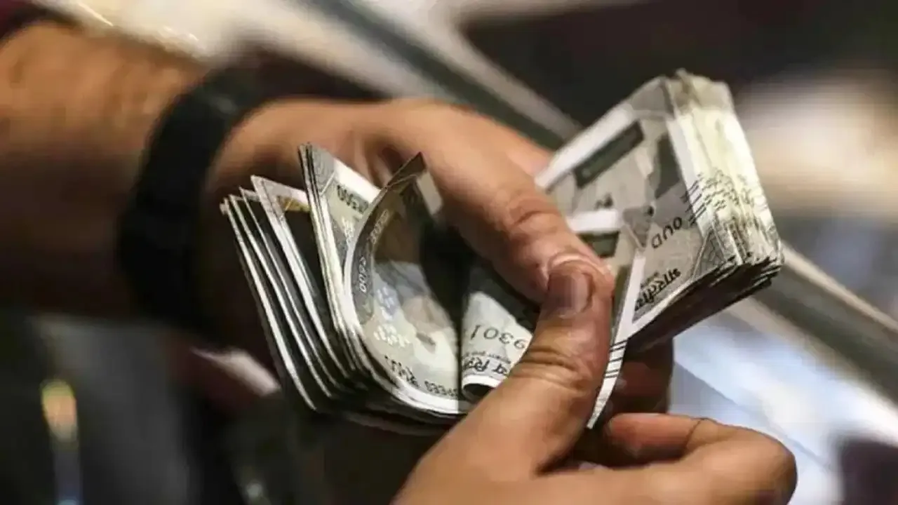 वेतन-भत्तों में करनी चाहिए कटौती
