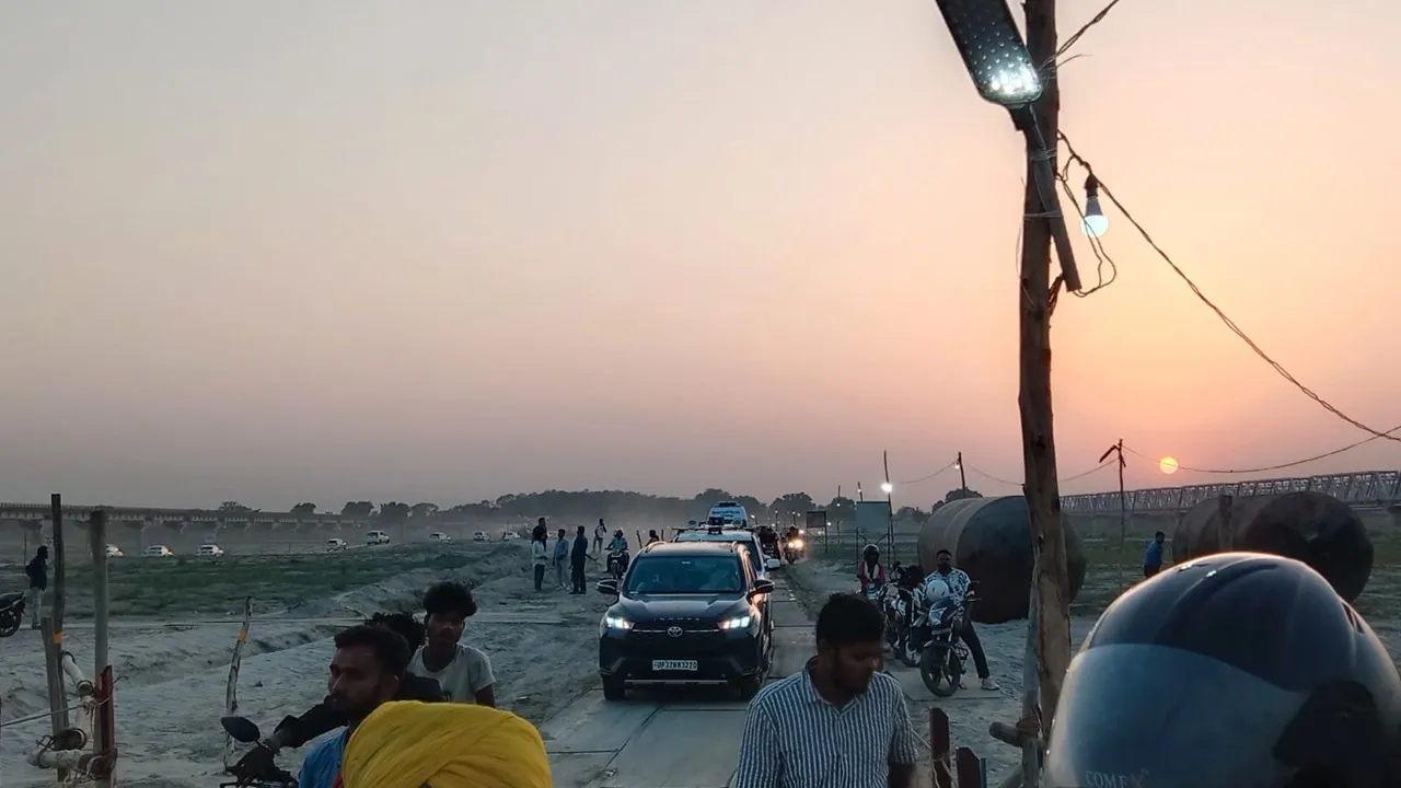 बाराबंकी : पीपा पुल पर मरम्मत के दौरान जाम, राहगीर परेशान