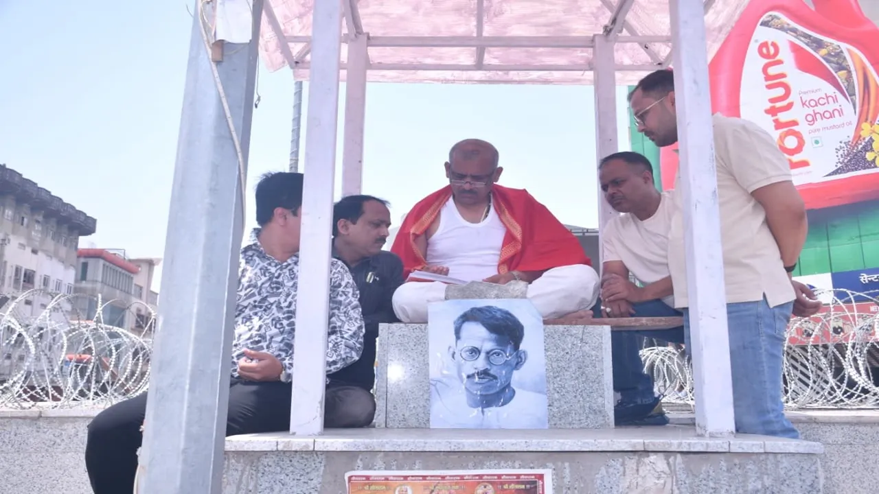 सपा विधायक का अनोखा विरोध, नंगे पांव, बिना शर्ट के पहुंचे पं. गणेश शंकर विद्यार्थी की प्रतिमा स्थाल, पूछा- मूर्ति कहां है, कब लगेगी 