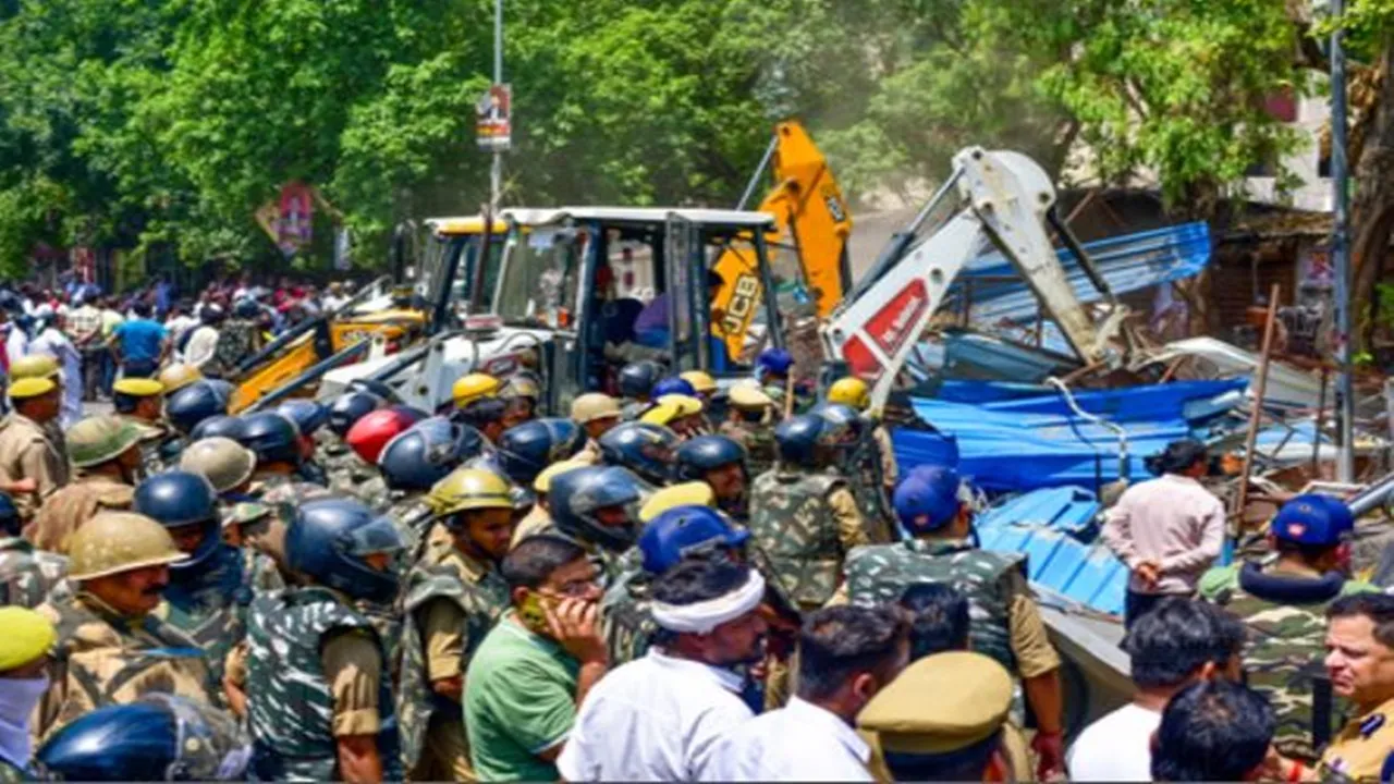 हाईकोर्ट के आदेश पर लखनऊ में चला बुलडोजर, 240 वकीलों के चैंबर ध्वस्त, प्रदर्शनकारियों और पुलिस के बीच हुई धक्का-मुक्की 