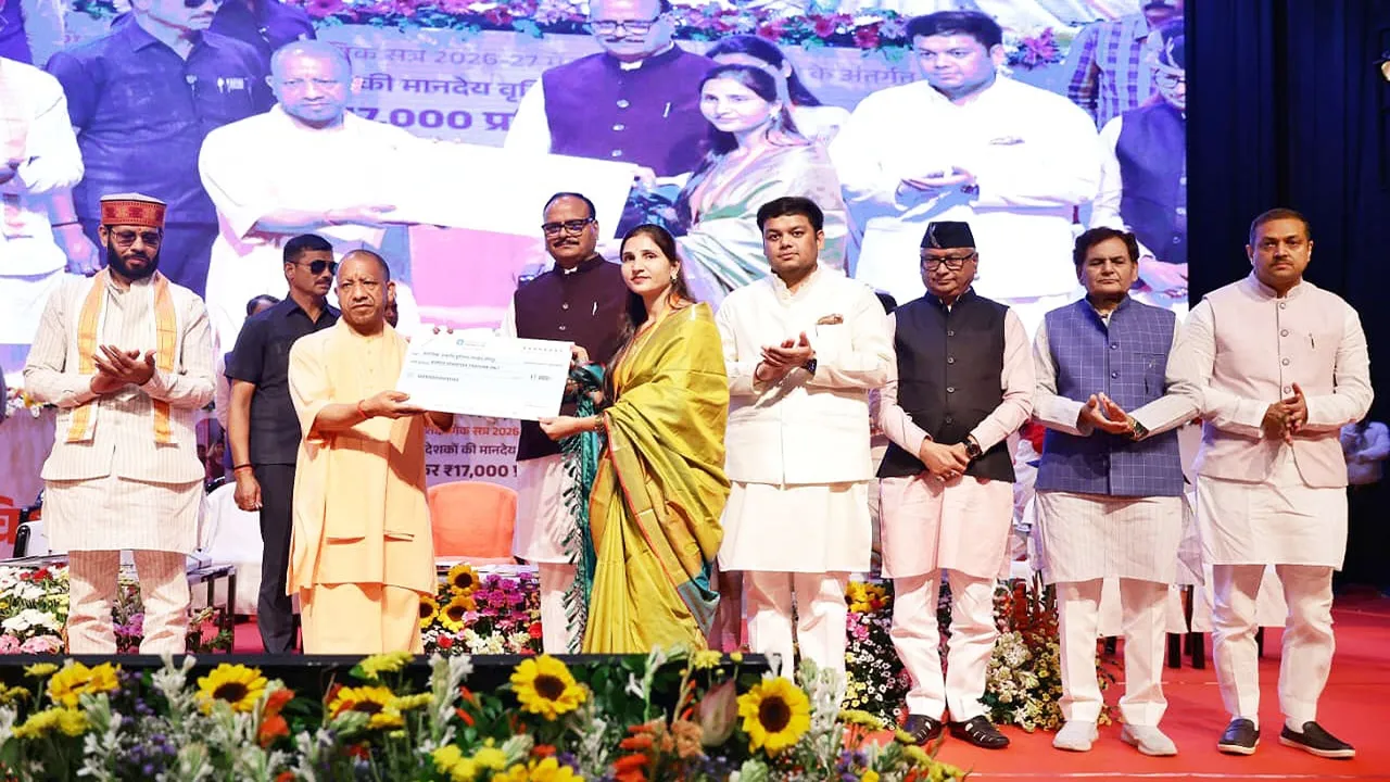 सीएम योगी के हाथों चेक पाकर भावुक हुए अनुदेशक, बोले- वर्षों बाद सरकार ने दिया सम्मान, अब 17 हजार मानदेय से मिलेगी राहत