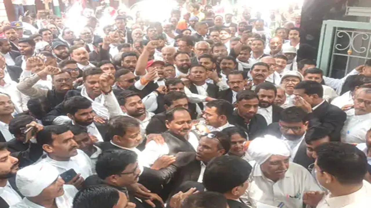 लखनऊ में हुये लाठीचार्ज के विरोध में जौनपुर में वकीलों ने किया प्रदर्शन, दोषी पुलिसकर्मियों के खिलाफ की कार्रवाई की मांग