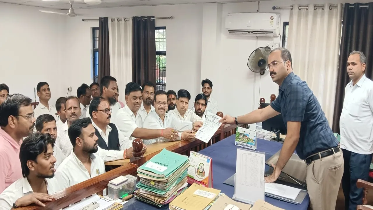 बाराबंकी : लखनऊ लाठीचार्ज के विरोध में अधिवक्ताओं का प्रदर्शन, कार्रवाई की मांग