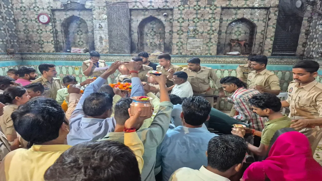  बाराबंकी : पुरुषोत्तम मास के पहले सोमवार पर महादेवा मंदिर में उमड़ा श्रद्धा का सैलाब, श्रद्धालुओं ने किया जलाभिषेक