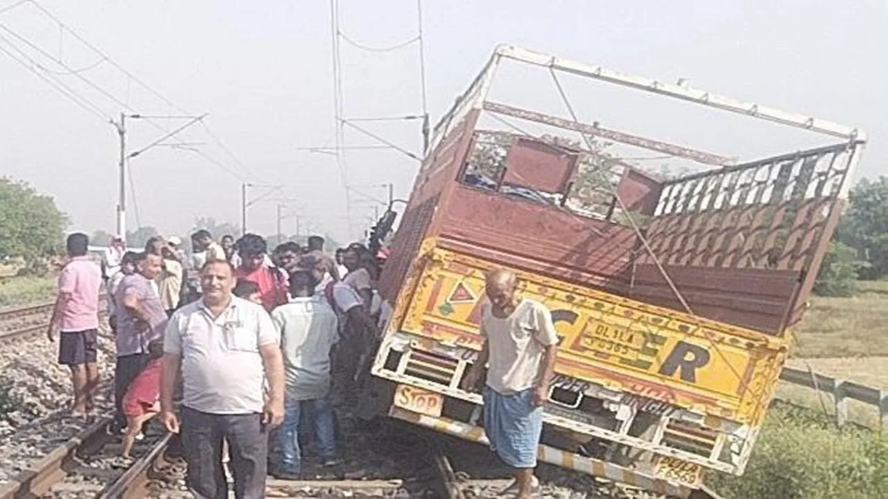 गजब : चालक ने रेलवे ट्रैक पर दौड़ा दी ट्रक, चार घंटे बाधित रहा मार्ग, 3 ट्रेनें प्रभावित