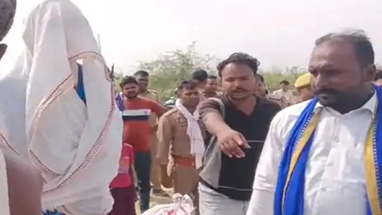 Pratapgarh News:  शरारती तत्वों ने खंडित की अंबेडकर प्रतिमा, इलाके में तनाव