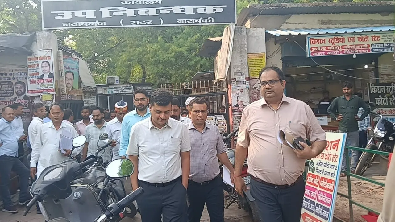 बाराबंकी : डीएम ने उप निबन्धक कार्यालय का किया औचक निरीक्षण, कहा- बाहरी व्यक्तियों की संलिप्तता पाए जाने पर होगी सख्त कार्रवाई