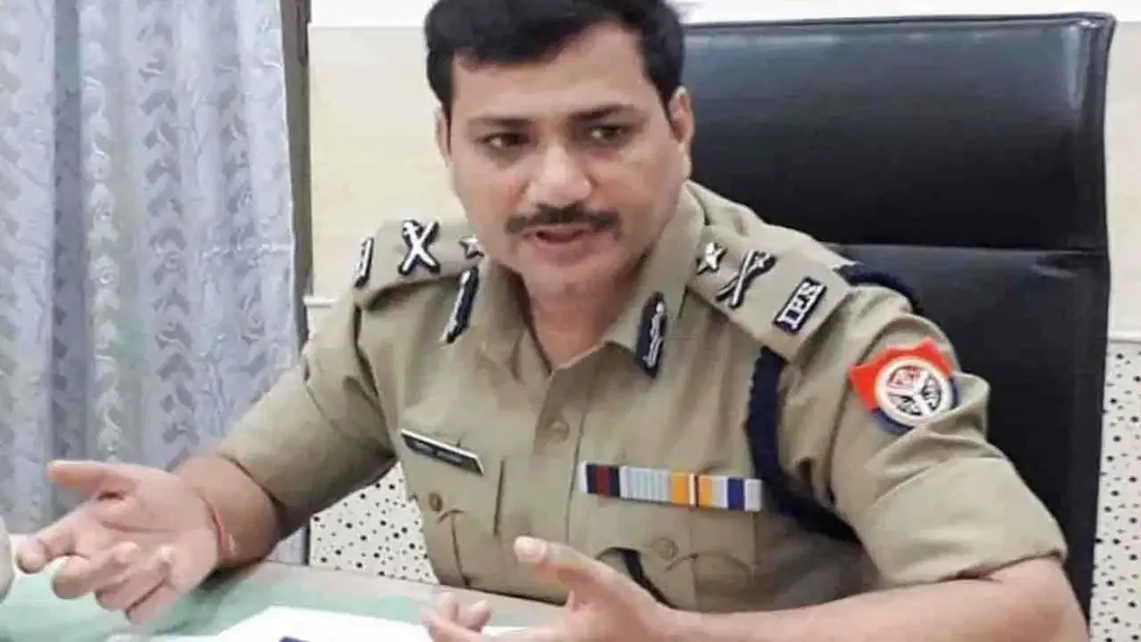 वाराणसी पुलिस आयुक्त ने सड़क से गंगा घाटों तक खुद संभाली चेकिंग अभियान की कमान, पैदल गश्त कर संदिग्ध व्यक्तियों से की पूछताछ 
