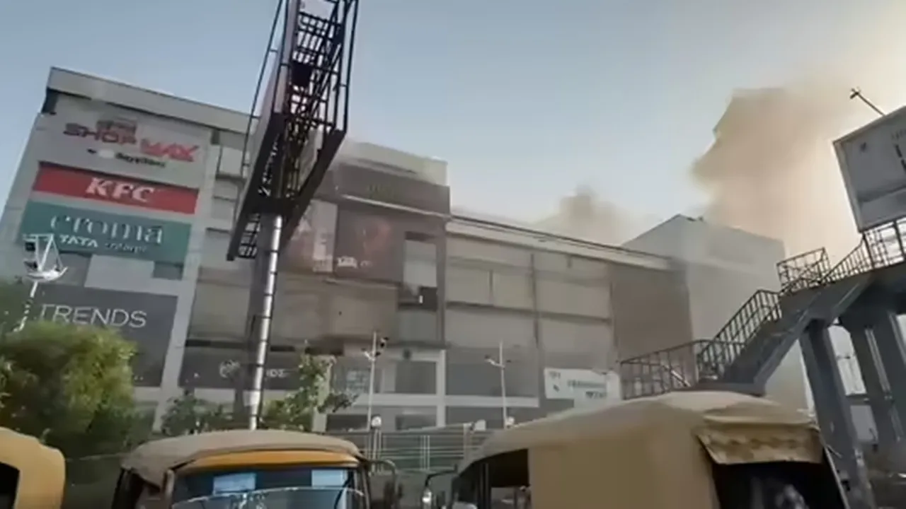 Ghaziabad News : पैसिफिक मॉल के सिनेमा हॉल में आग, दमकलकर्मियों ने कड़ी मशक्कत के बाद पाया काबू 