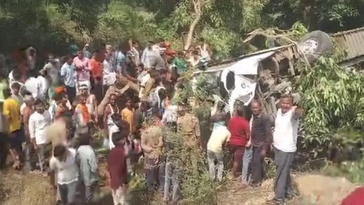 Sitapur News : आंध्र प्रदेश से आ रही श्रद्धालुओं से भरी बस खाई में गिरी, बाइक सवार की मौत, 22 श्रद्धालु घायल