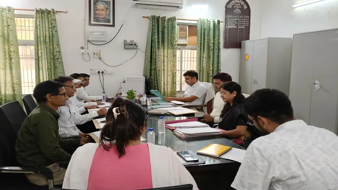 Barabanki News :  डीएम ने पुस्तकालय का किया निरीक्षण, कहा- विद्यार्थियों की जरूरतों के अनुरूप विकसित किया जाए लाइब्रेरी