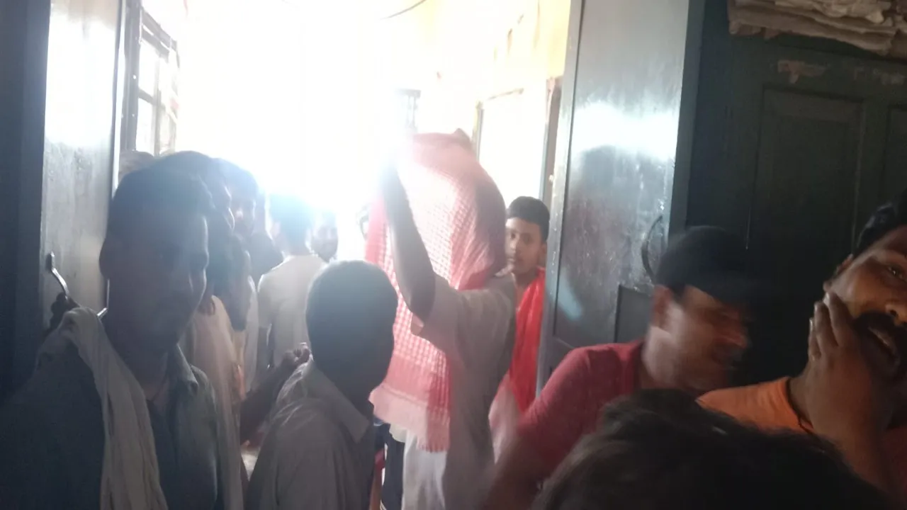 बरेली में बिजली संकट गहराया : तीन दिन से बिजली-पानी गुल, गुस्साए लोगों ने लगाया जाम, पुलिस की कड़ी मशक्कत के बाद बहाल हुआ यातायात 