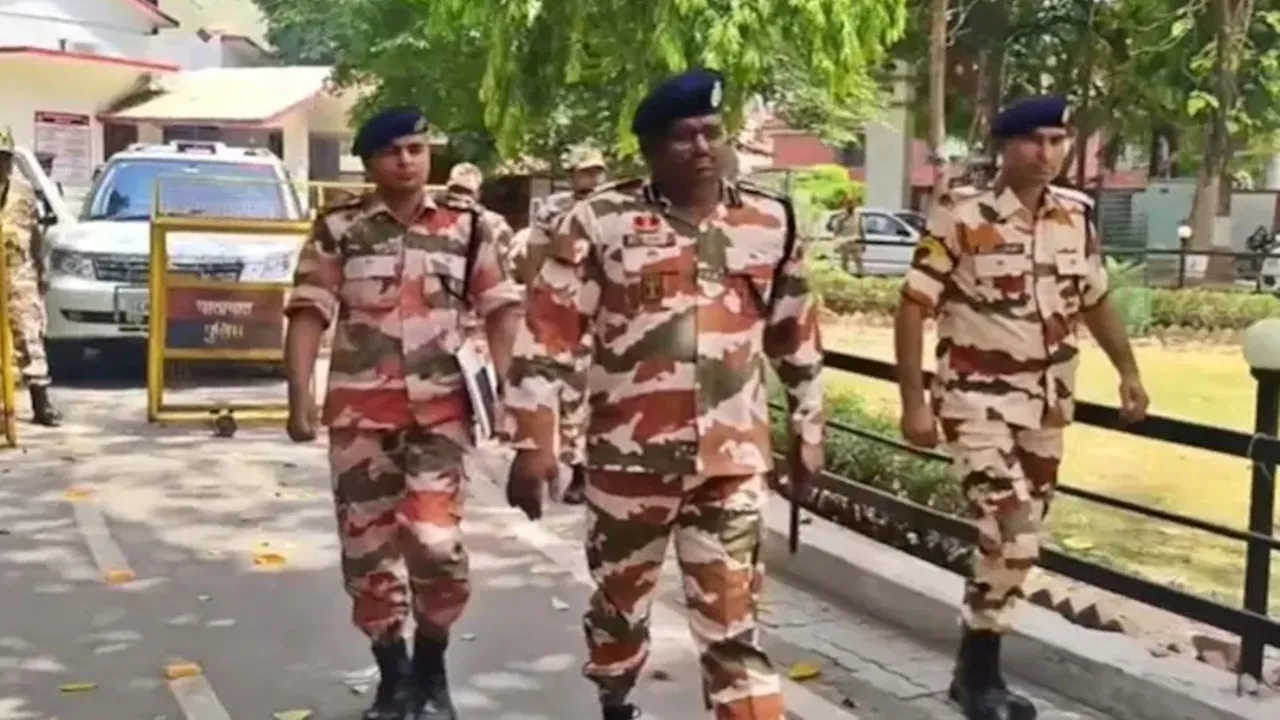 Kanpur News: ITBP जवानों ने घेरा कानपुर कमिश्नरेट ऑफिस! मां के कटे हाथ पर क्लीन चिट से भड़का गुस्सा, जानें पूरा मामला
