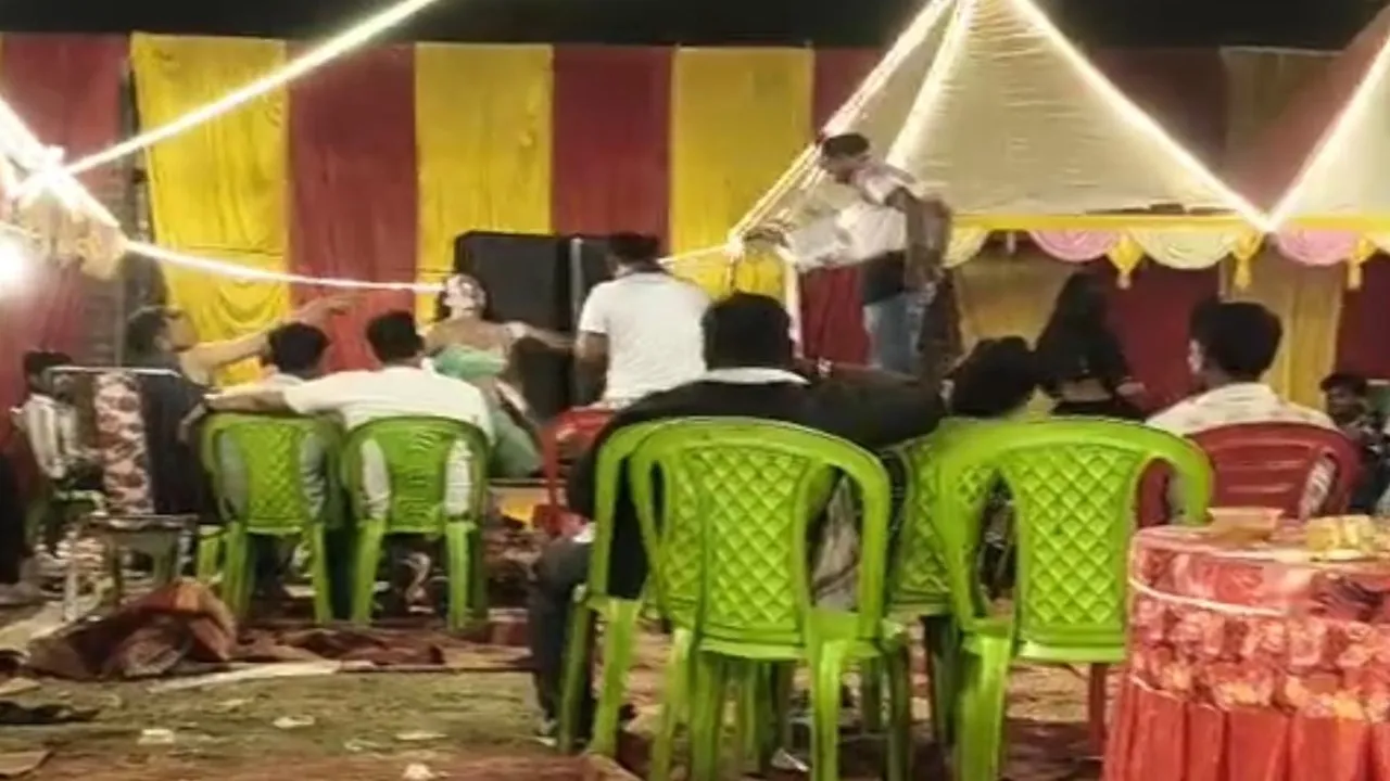 Jalaun News :  तिलक समारोह में महिला डांसरों पर पुलिसकर्मी को नोट उड़ाना पड़ा भारी, SP ने किया निलंबित  
