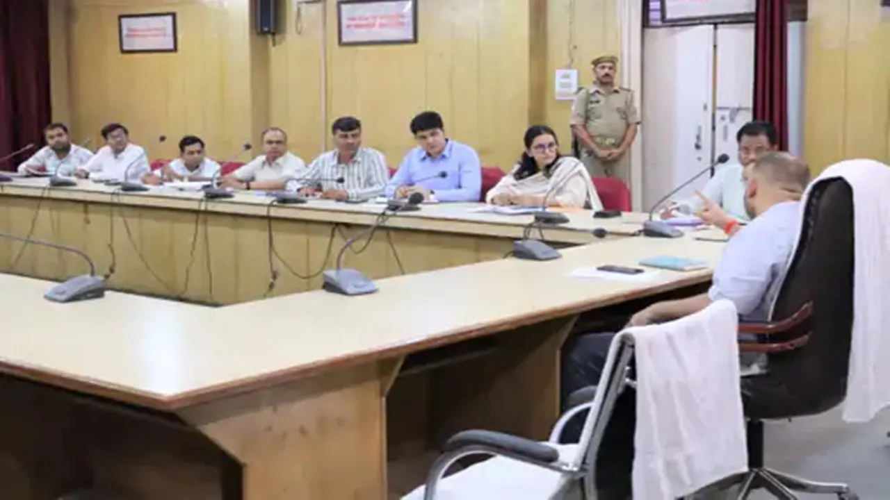 Pratapgarh News : निजी स्कूलों की लूट पर डीएम हुए सख्त, ड्रेस-किताबों की बाध्यता पर होगी कार्रवाई