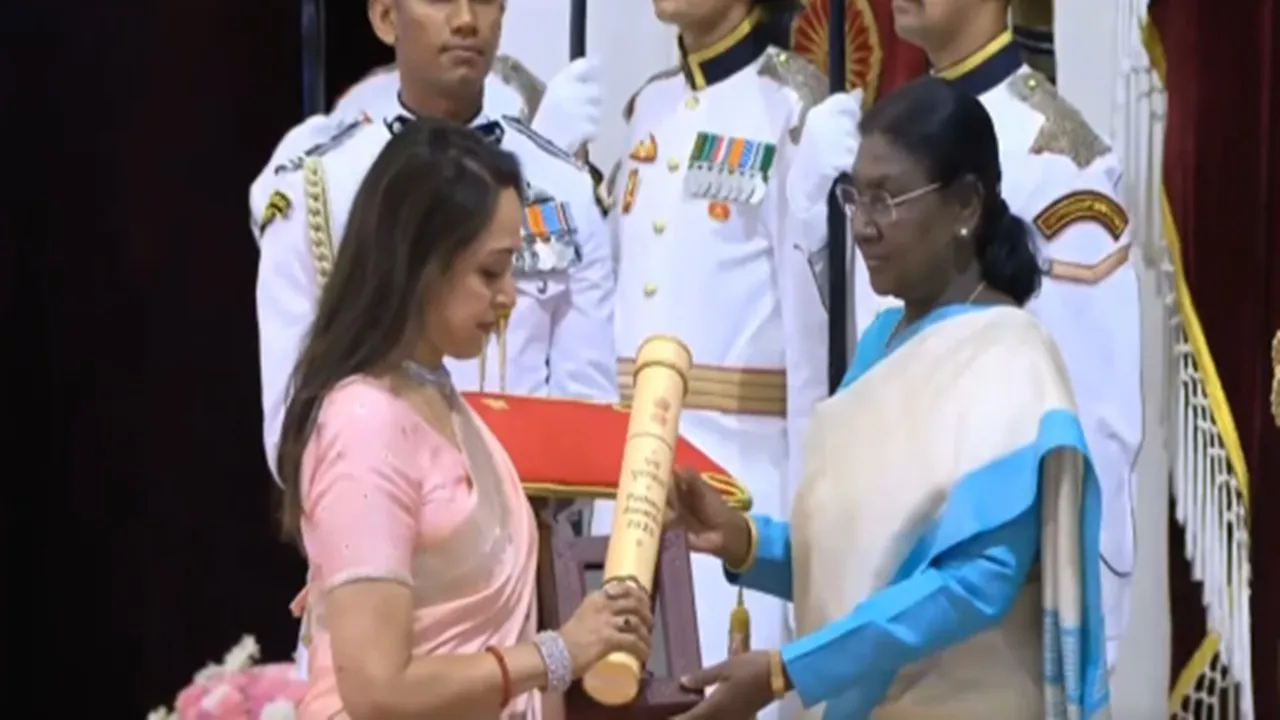 Padma Awards: राष्ट्रपति ने स्व. धर्मेंद्र को मरणोपरांत पद्म विभूषण से किया सम्मानित, CM योगी बोले- सिनेमा जगत के लिए गौरव का क्षण 