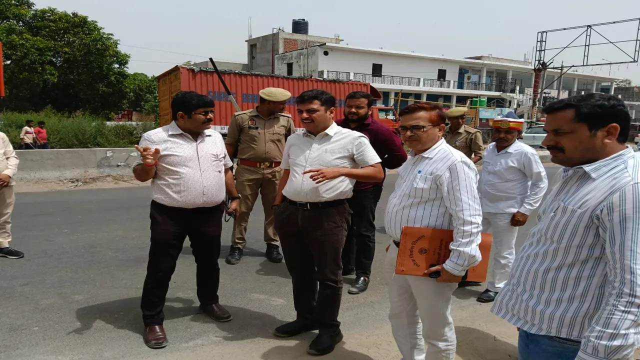 Barabanki News: सड़क निर्माण में ढिलाई पर डीएम सख्त, अधूरे कार्यों पर जताई नाराजगी