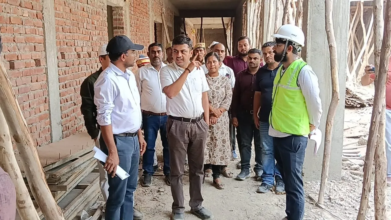 Barabanki News : मुख्यमंत्री मॉडल विद्यालय निर्माण में लापरवाही बर्दाश्त नहीं, निरीक्षण के दौरान बोले डीएम