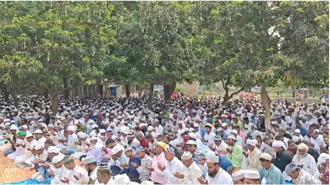 Bakra Eid  2026 : लखनऊ के ऐशबाग ईदगाह में अदा हुई बकरीद की नमाज, मंत्री दनिश अंसारी बोले- त्याग और बलिदान का प्रतीक हैं ईद-उल-अजहा