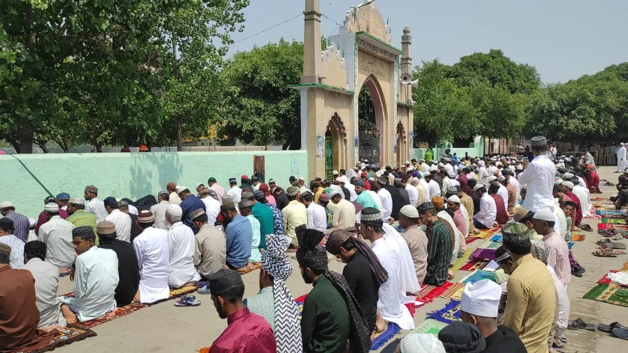 Bakra Eid  2026 : बरेली में कड़ी सुरक्षा व्यवस्था के बीच ईद-उल-अजहा की नमाज संपन्न, शांतिपूर्ण माहौल में कुर्बानी शुरू