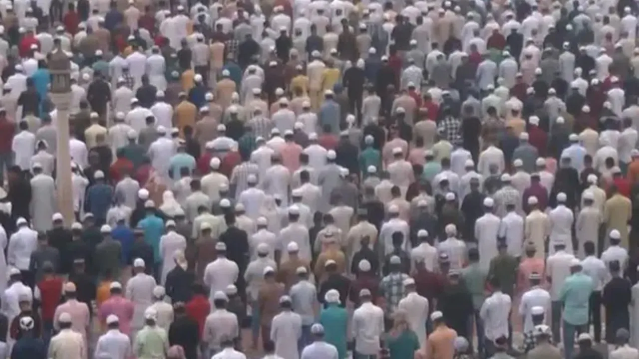 Eid Al Adha : दिल्ली के मस्जिदों और ईदगाहों में नमाजियों ने अदा की नमाज, चप्पे-चप्पे पर तैनात रहे सुरक्षाकर्मी 