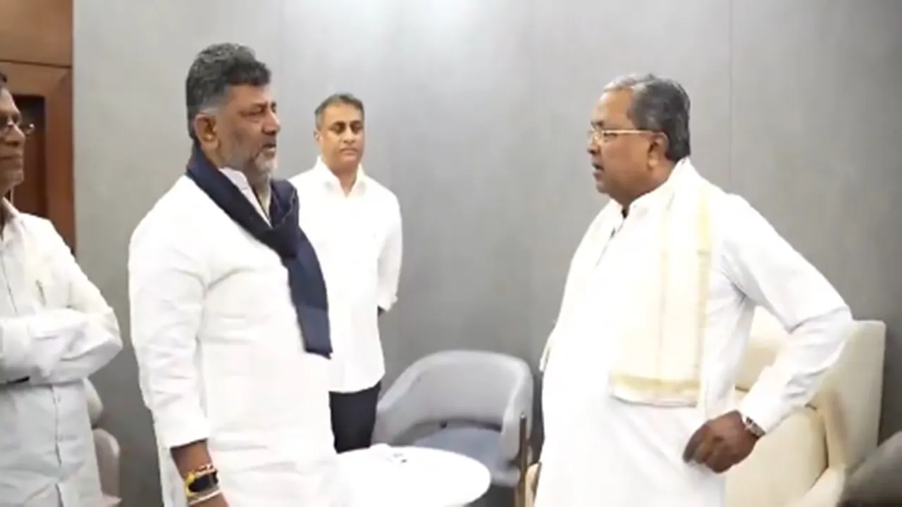 Karnataka Politics : CM सिद्धारमैया ने मुख्यमंत्री छोड़ने का किया ऐलान, सहयोगियों संग की बैठक, DK शिवकुमार ने छुए पैर
