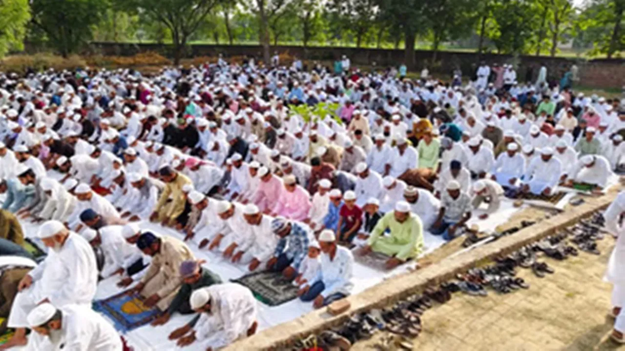 Eid al-Adha : कानपुर में गंगा जमुनी तहजीब के साथ मनाया गया बकरीद का त्योहार, अलर्ट मोड पर रहे सुरक्षाकर्मी