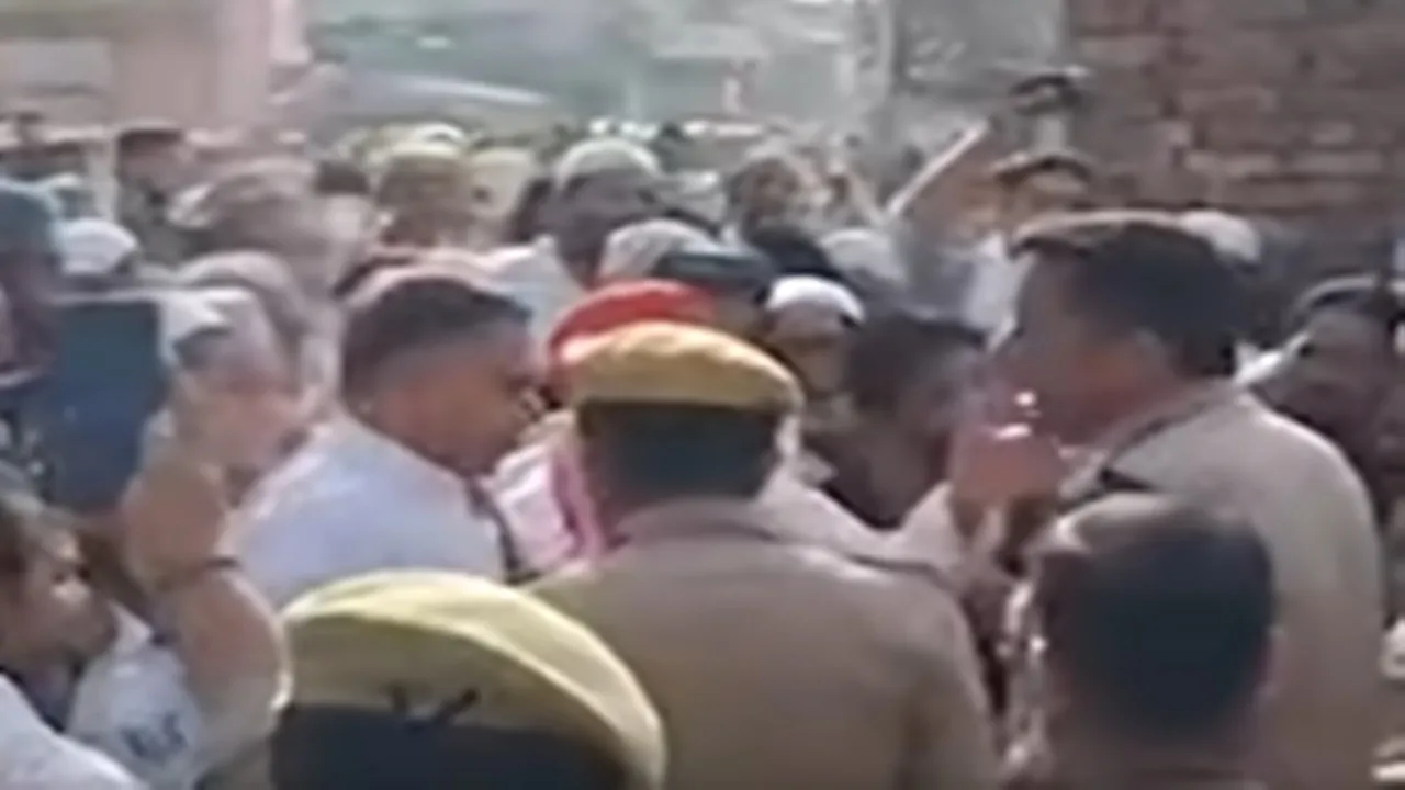 Bulandshahr News : नमाज को लेकर पुलिस से भिड़े सपा के पूर्व विधायक, CO ने हाथ जोड़कर लोगों से की शांति की अपील