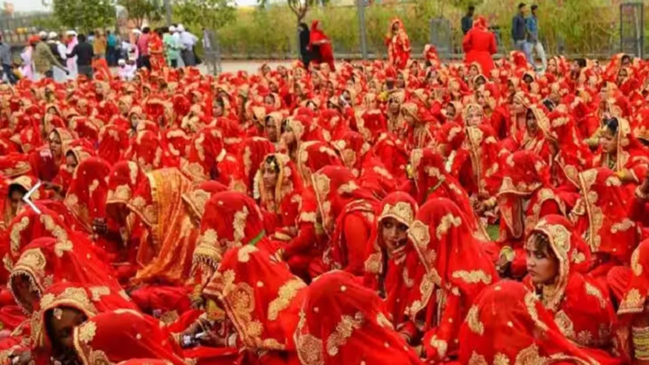 Bareilly news : ‘भूसा दान’ पर बवाल, शिक्षकों ने उठाए जबरन वसूली के सवाल