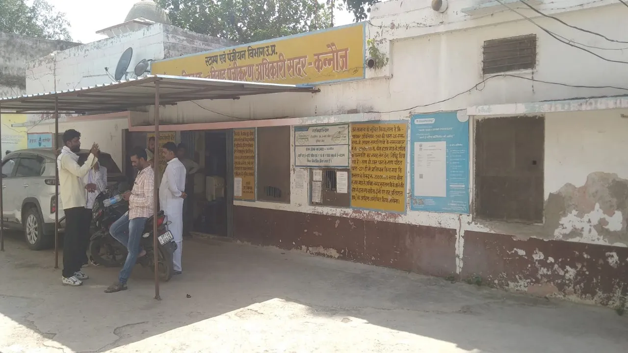 Kannauj News : सब रजिस्ट्रार ने 2 की बजाय 7 बीघा का कर दिया था बैनामा, अधिवक्ताओं ने खोला था मोर्चा, अब विजिलेंस टीम ने पकड़ा  
