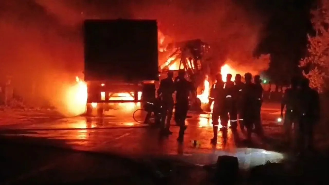 Barabanki Accident News : टक्कर के बाद डंपर और ट्रक में लगी आग, चालक जिंदा जला