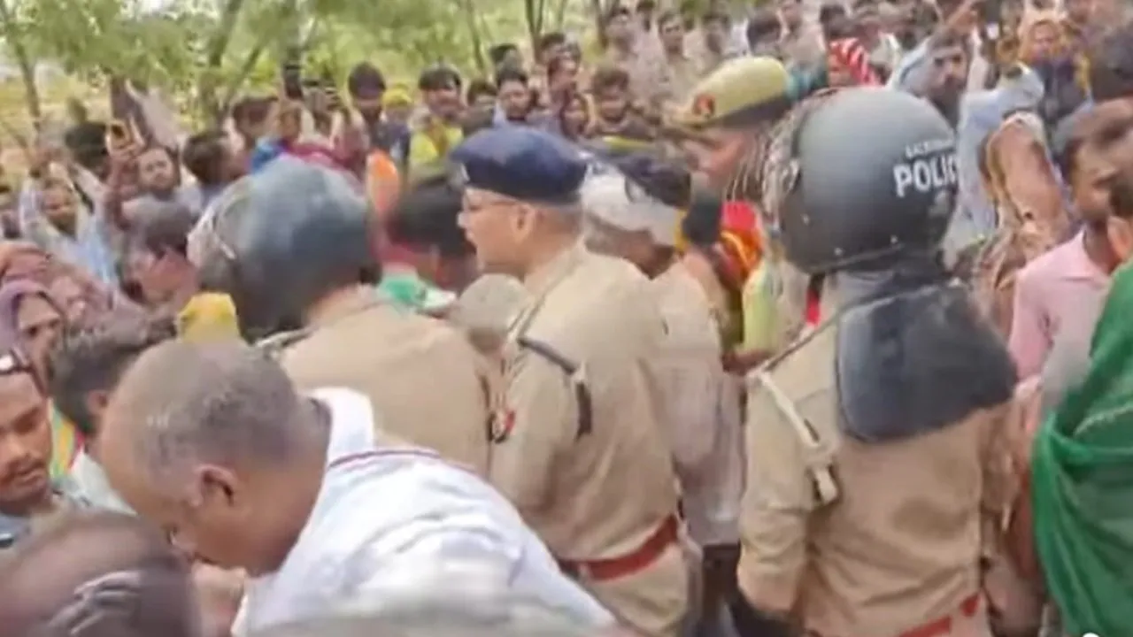 Balrampur News : मारपीट में घायल युवक की मौत पर फूटा गुस्सा, हाईवे जाम कर ग्रामीणों ने मांगा इंसाफ